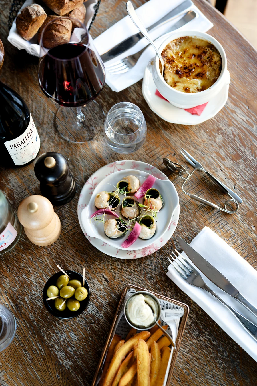 Table dressée au Bouchon Provençal – plats de saison